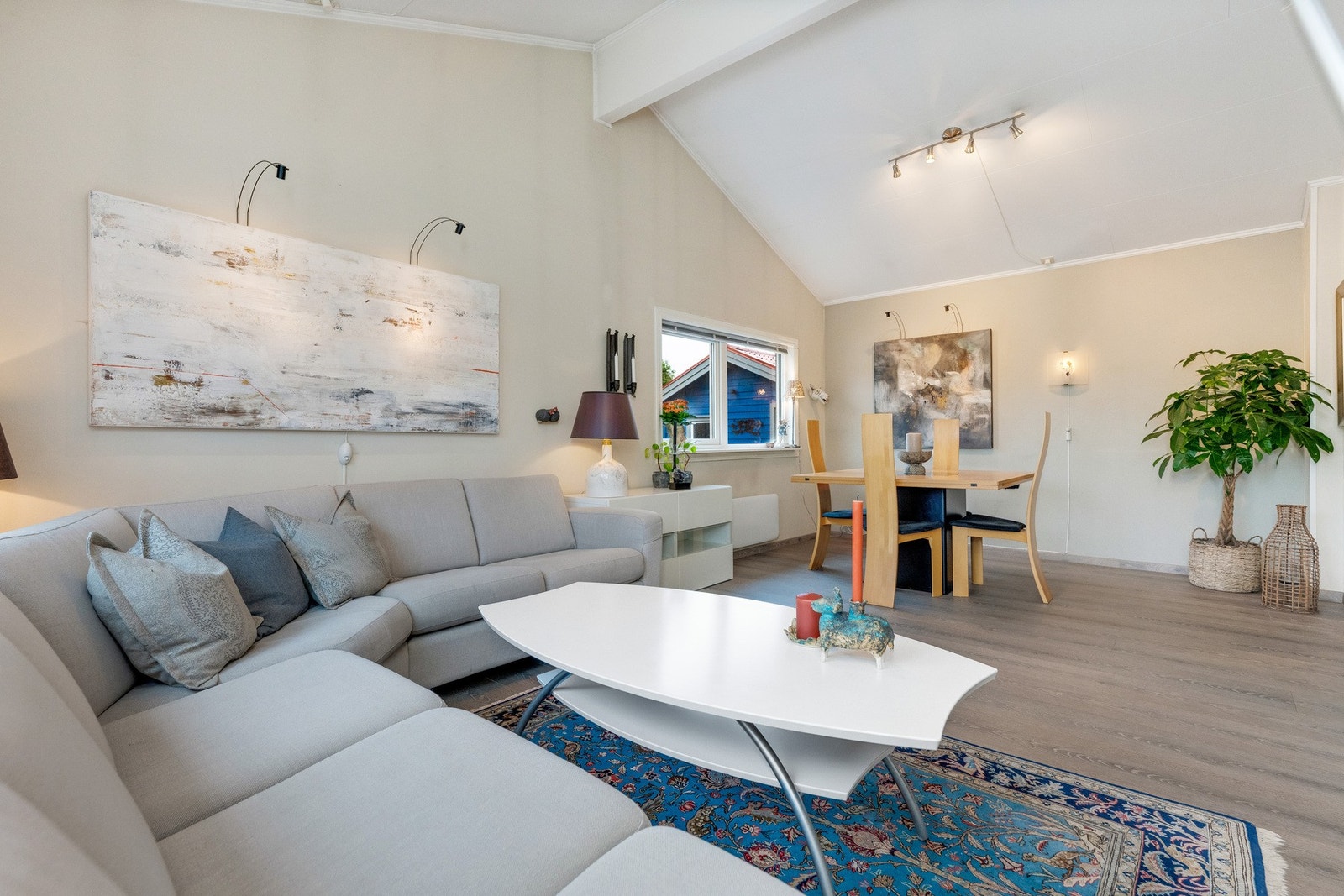 Kombinert med en lun og varm fargepalett fremstår rommet som et utmerket oppholdsrom for familien Galleribilde