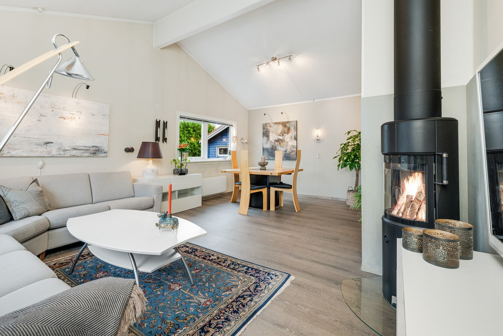 Vedovnen bidrar til en lun og hjemmekoselig atmosfære på sene høst- og vinterkvelder Galleribilde