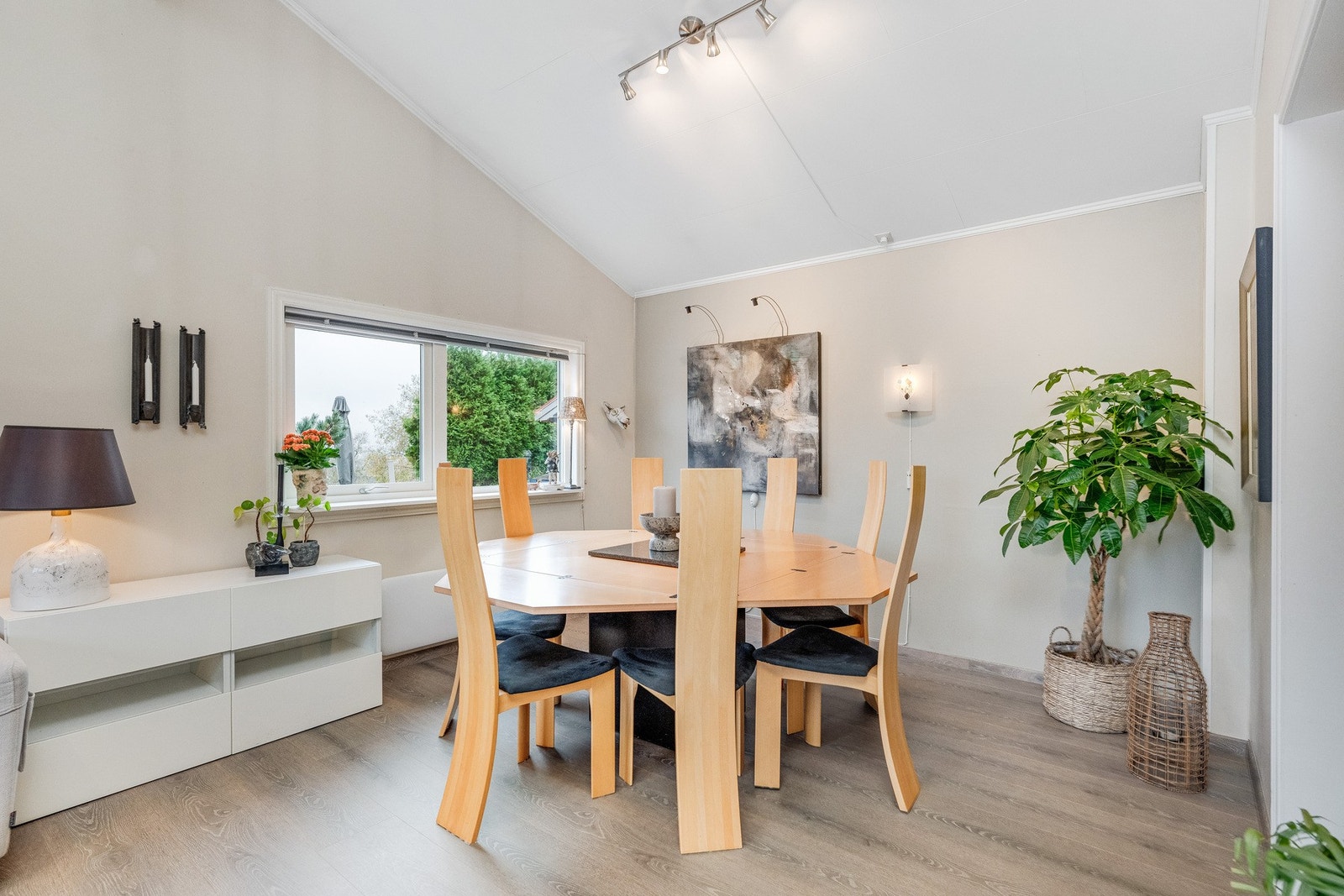 Stuen har god plass til spisegruppe Galleribilde