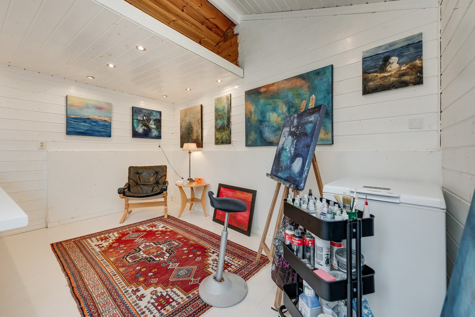 Eier har brukt uthuset som atelier Galleribilde