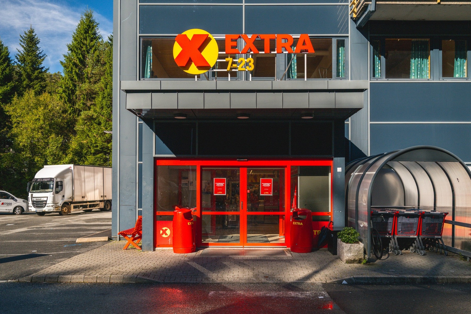 Dagligvarehandelen kan enkelt gjøres på Coop Extra Bønes, ca. 8 minutters gange fra boligen Galleribilde