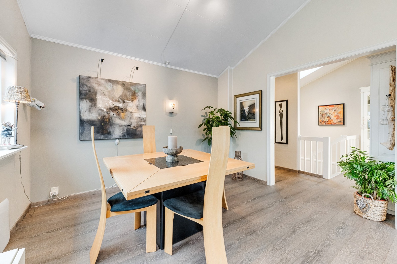 Videre inn i boligen møtes du av den innbydende stuen på 23,2 kvm Galleribilde