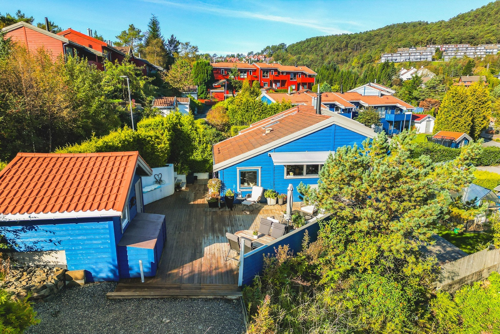 Nærområdet består hovedsakelig av eneboliger og rekkehus, med grønne omgivelser og lite støy Galleribilde