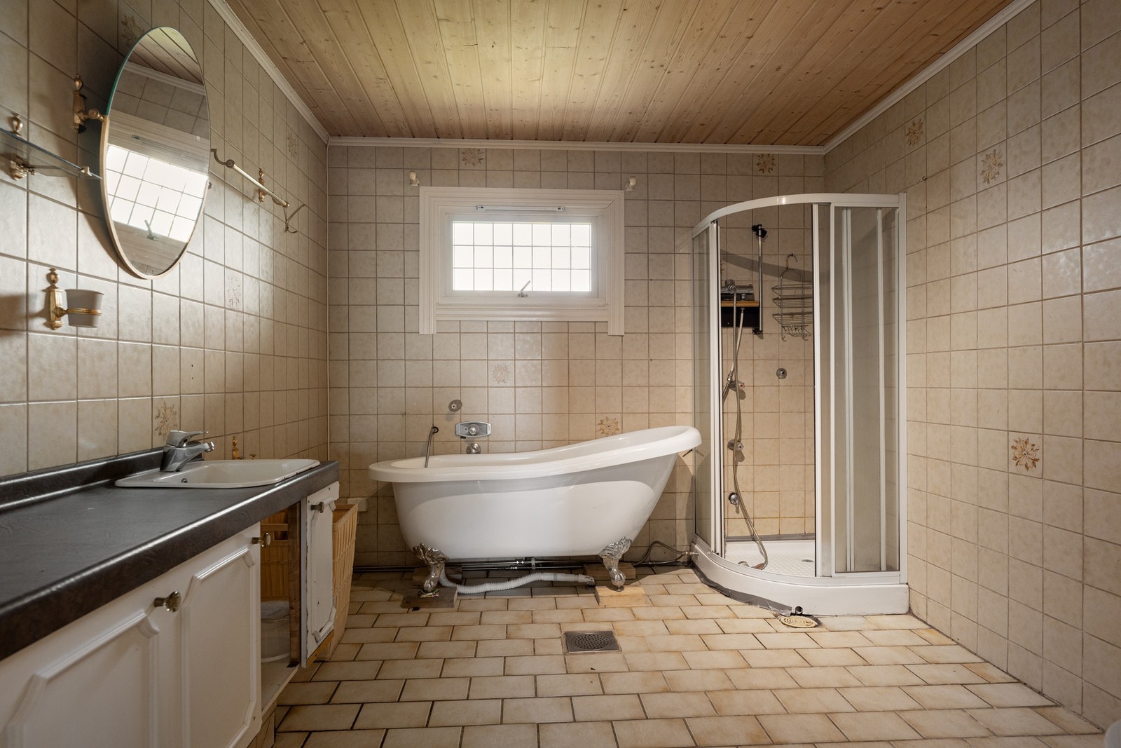 Romslig bad med både frittstående badekar og dusjkabinett. Galleribilde