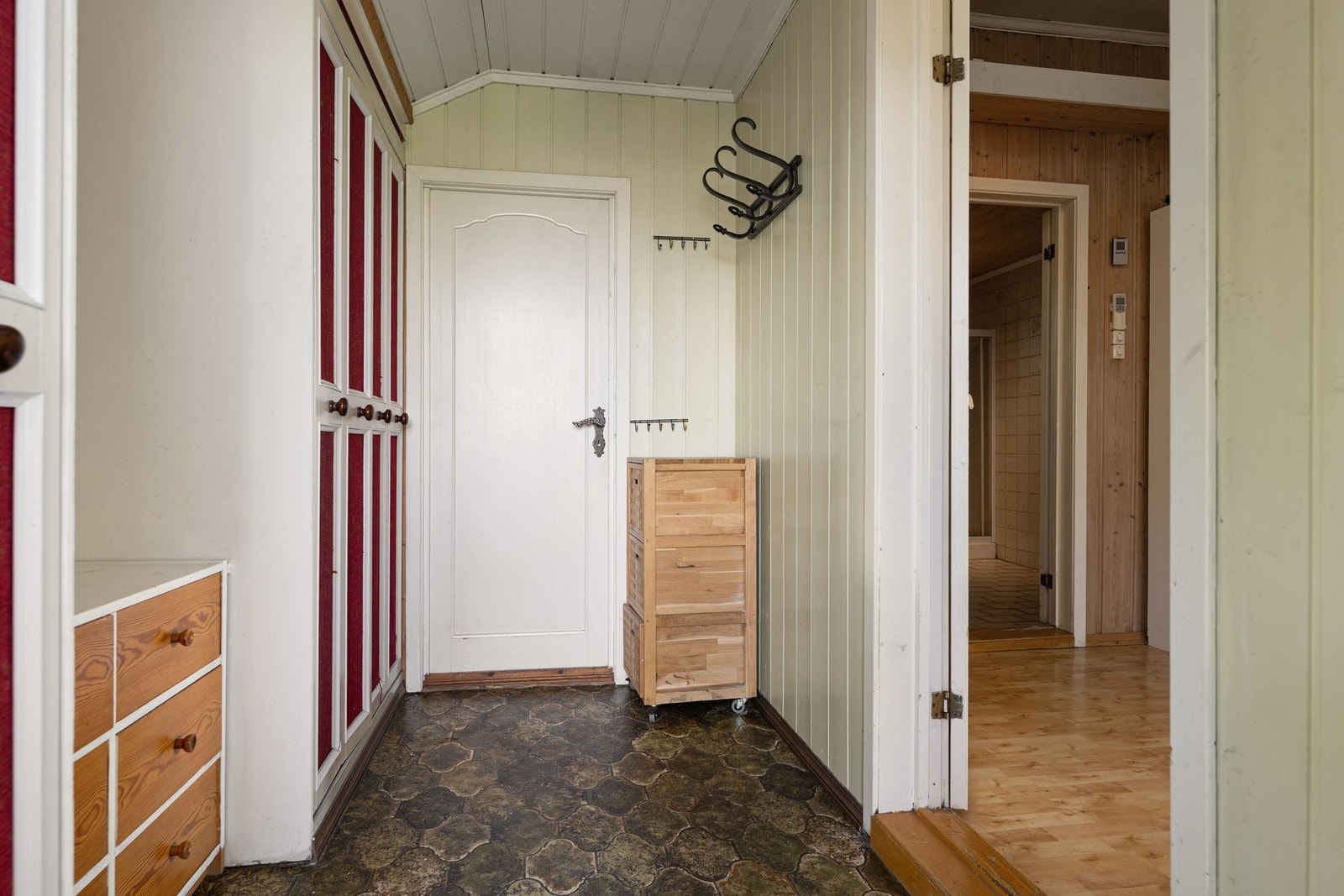 Praktisk entré med plass til oppbevaring av yttertøy og sko. Galleribilde