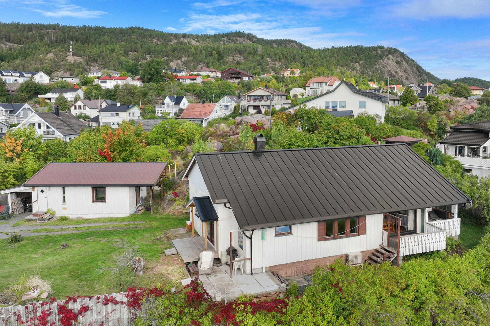 Eiendommen har en fin beliggenhet i et etablert boligområde, med sjøen som en naturlig del av omgivelsene. Galleribilde