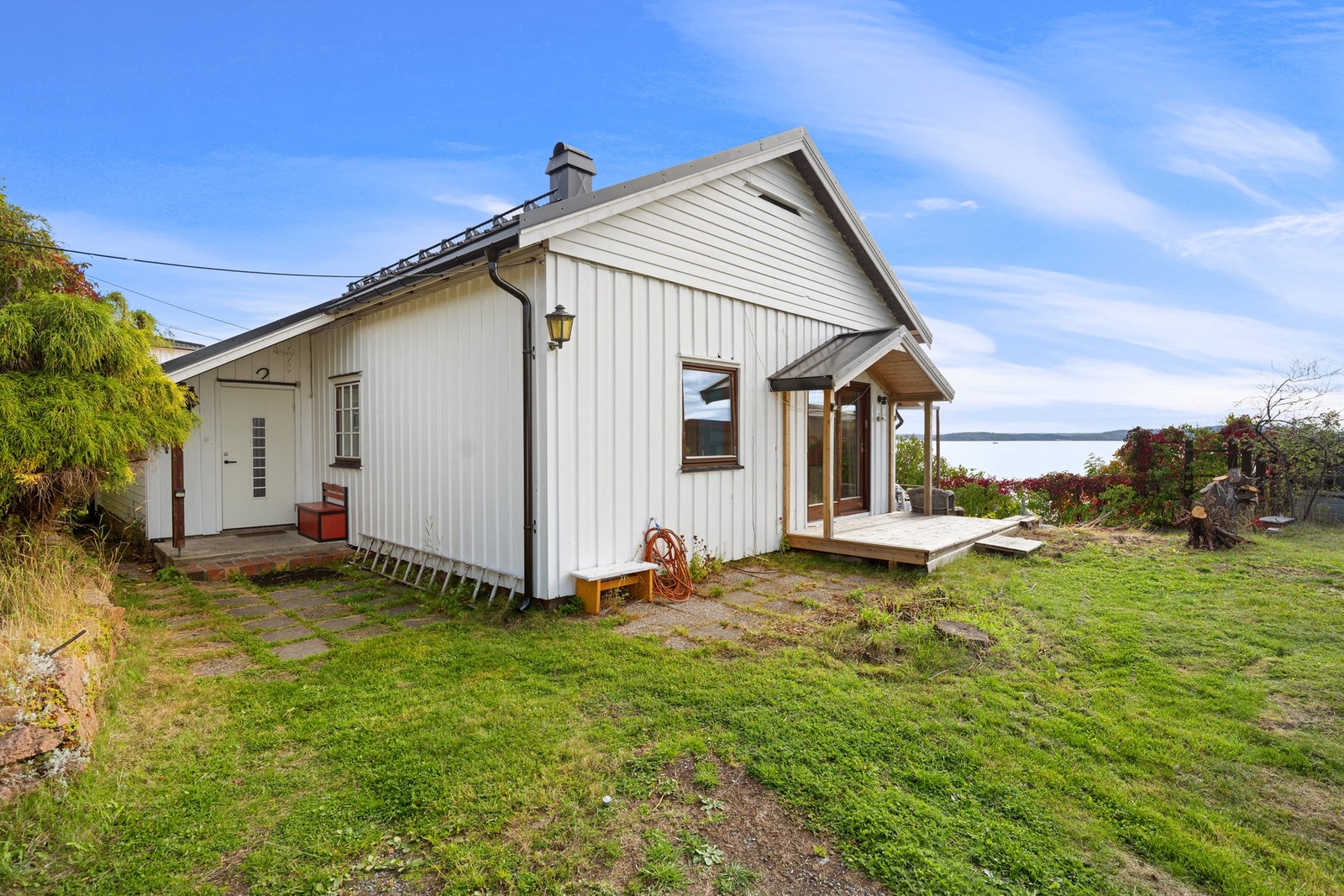 Boligen ligger fint til på en romslig tomt med gode utearealer rundt huset. Galleribilde