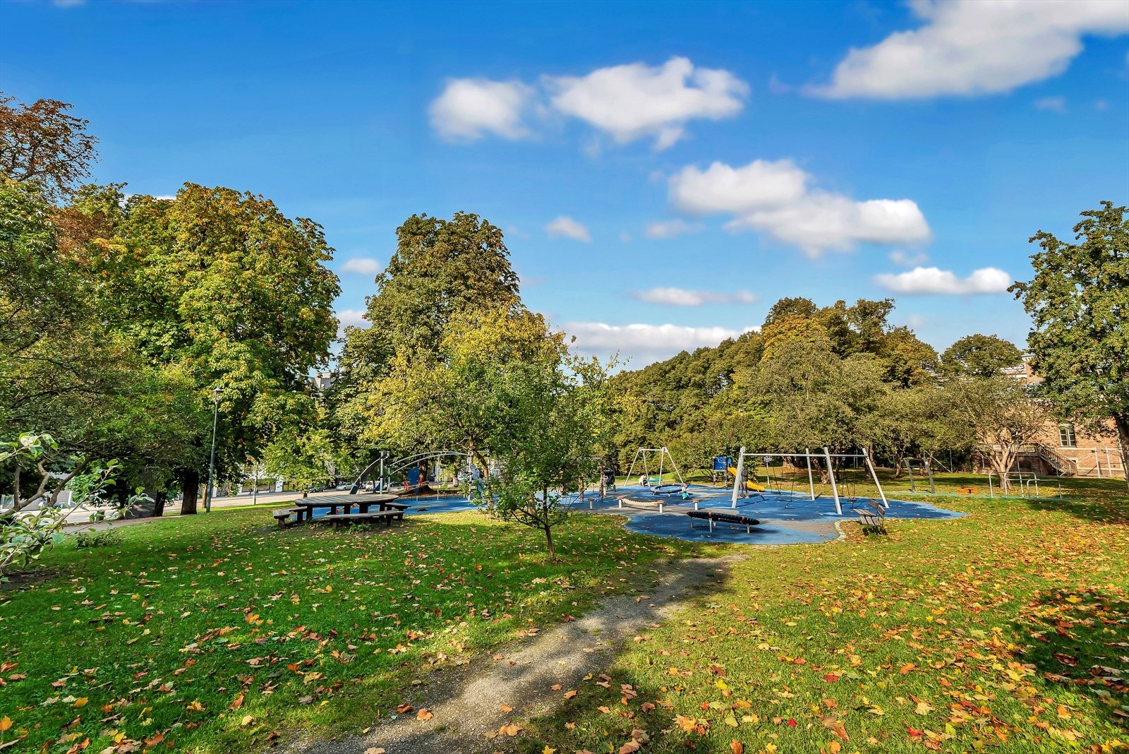 Det er kort vei til flere flotte tur- og rekreasjonsområder i bl.a. Akerselva, Klosterenga Kulturpark, Sommerfrydhagen, Kampenparken, Ruinparken og Middelalderparken med vannspeil samt store Tøyenparken. Galleribilde