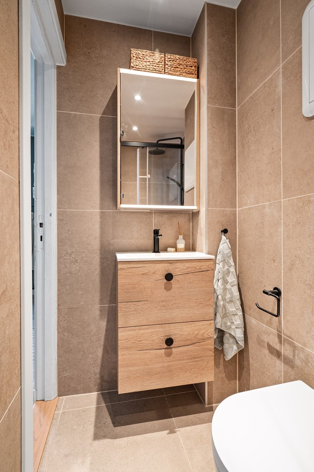 Pent flislagt bad fra 2023 med gulvvarme og downlights i tak. Galleribilde