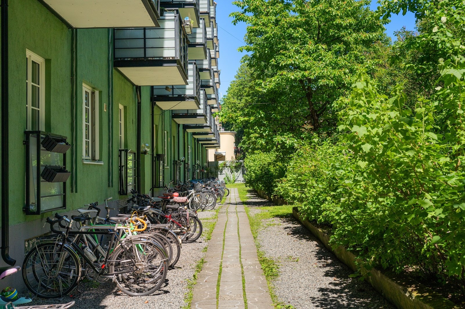 I tillegg disponerer beboerne sykkelparkering og en praktisk redskapsbod. Galleribilde