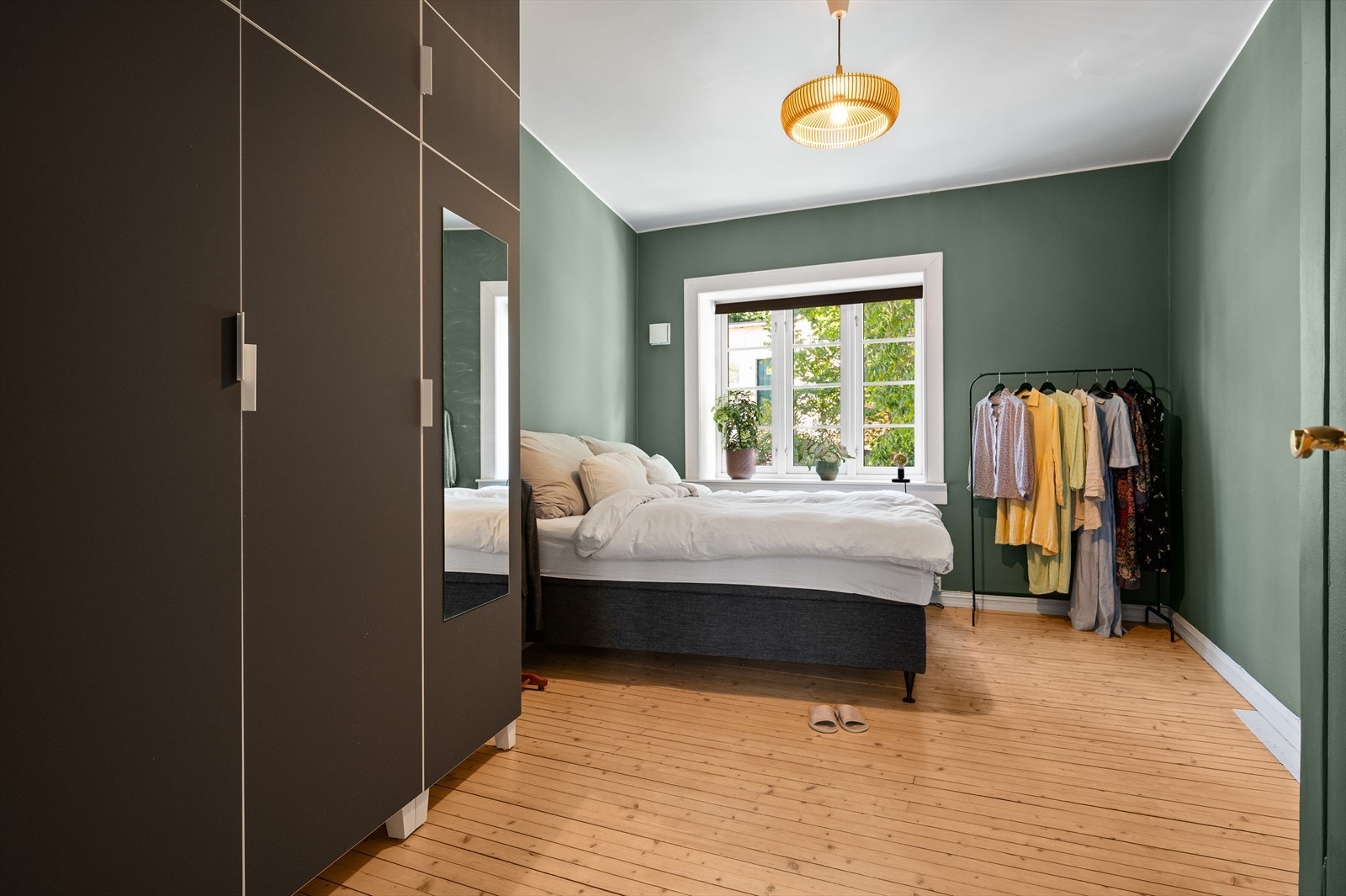 Romslig soverom med god plass til dobbeltseng, nattbord og garderobeskap. Galleribilde