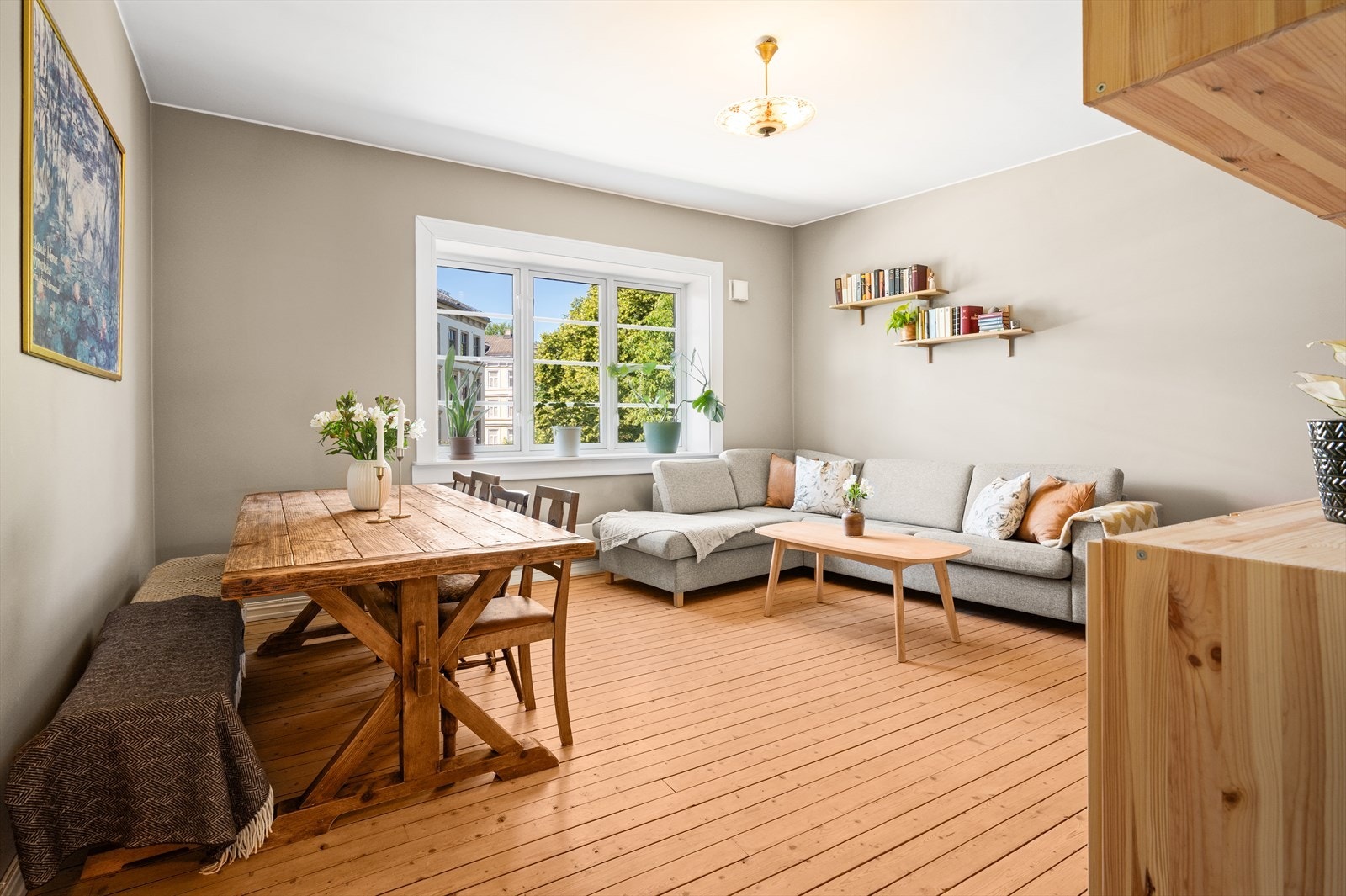 Stuen kan enkelt innredes med sofagruppe, spisebord og TV-møblement. Galleribilde