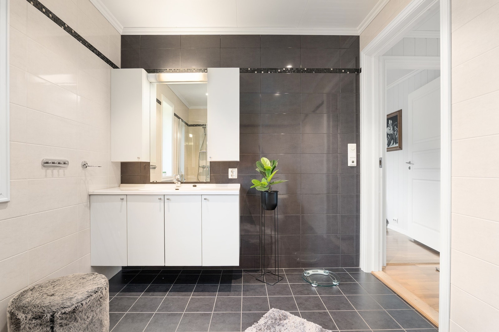 Badets gulv og vegger er dekorativt utført med fliser.
I gulvet er det naturligvis varme. Galleribilde