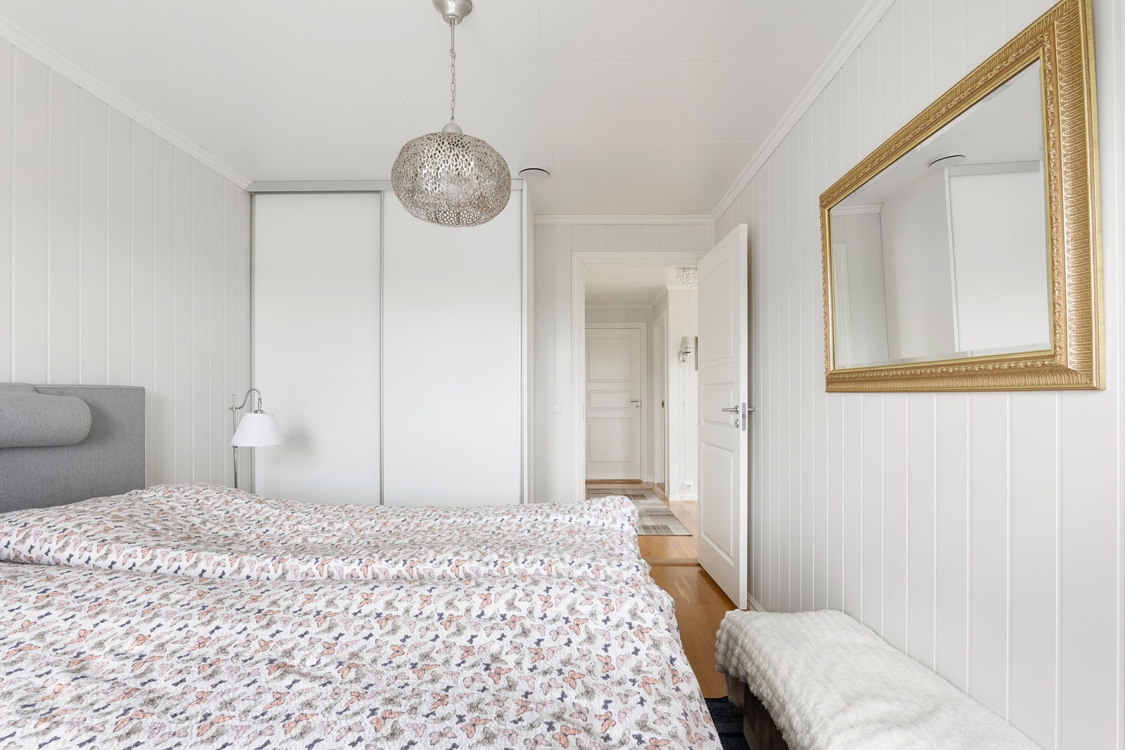 Skyvedørsgarderobe er installert i dette rommet som i dag benyttes som hovedsoverom. Galleribilde