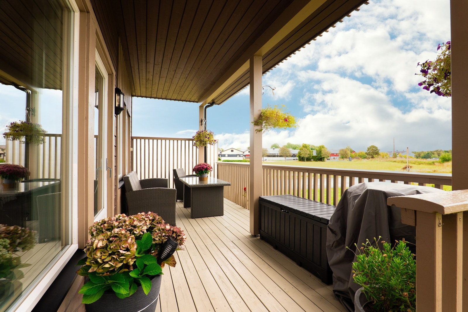 Verandaen er tilgjengelig fra stuen og representerer et prisverdig ekstra areal til den sosiale sonen i første etasje. Galleribilde