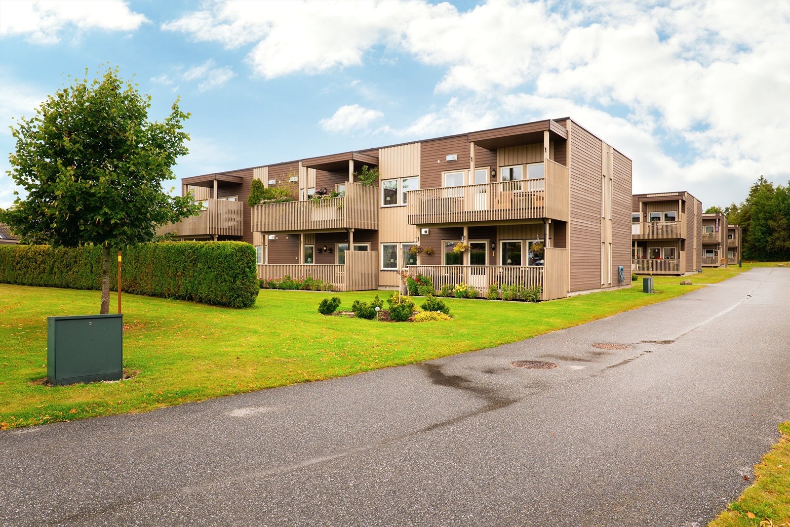 Borettslagets naturlige inn- og utkjøring er på motsatt side av husrekken. Gaten på denne siden er lite benyttet. Galleribilde