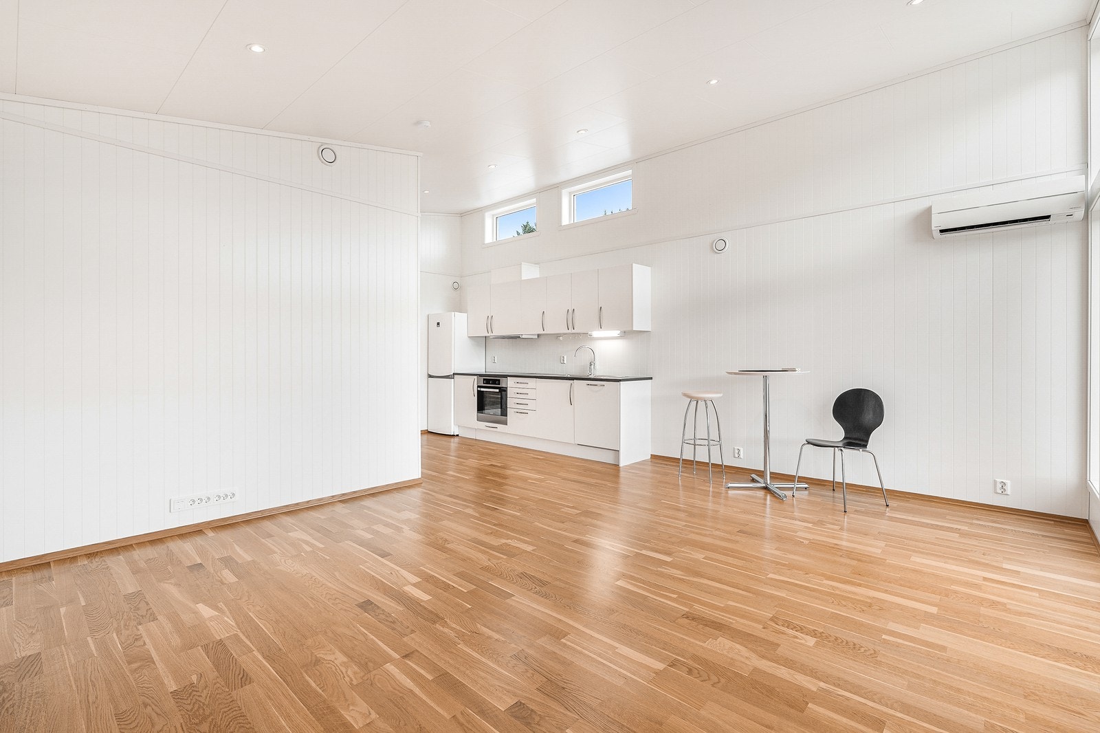 Stuen har høy himling og store vindusflater som gir rikelig med naturlig lys. Galleribilde