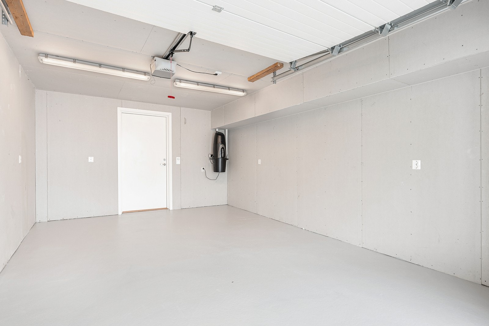 Isolert garasje med utvendig bod. Galleribilde