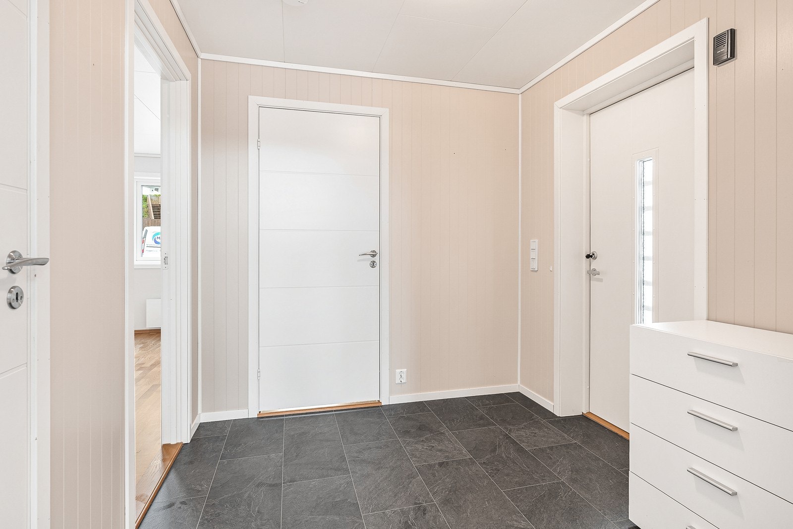 Romslig entré med varmekabler i gulv, og god plass til oppheng av yttertøy og sko. Galleribilde