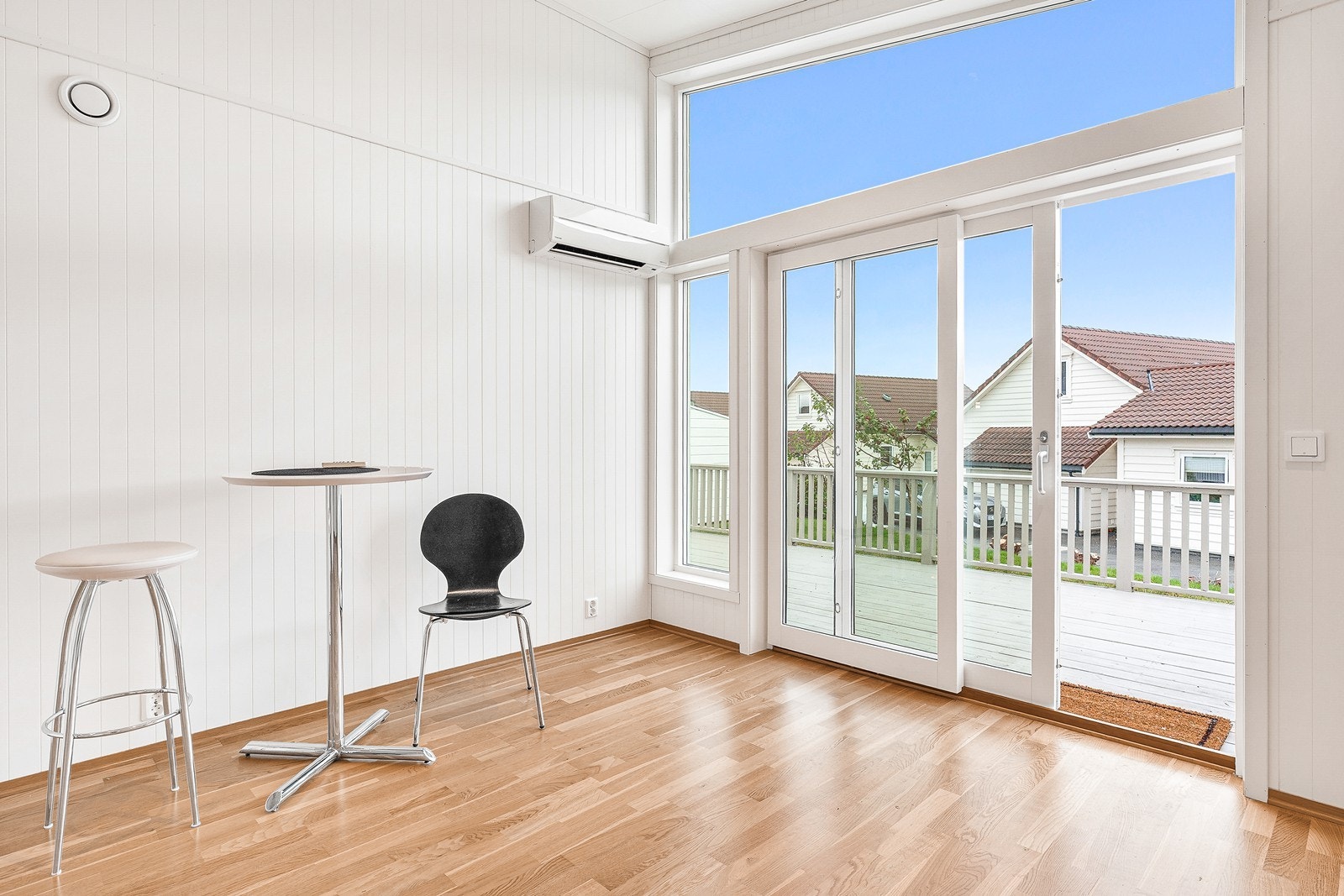 Fra stuen er det utgang til trivelig sør/vest-vendt og solrik terrasse på 23 m². Galleribilde