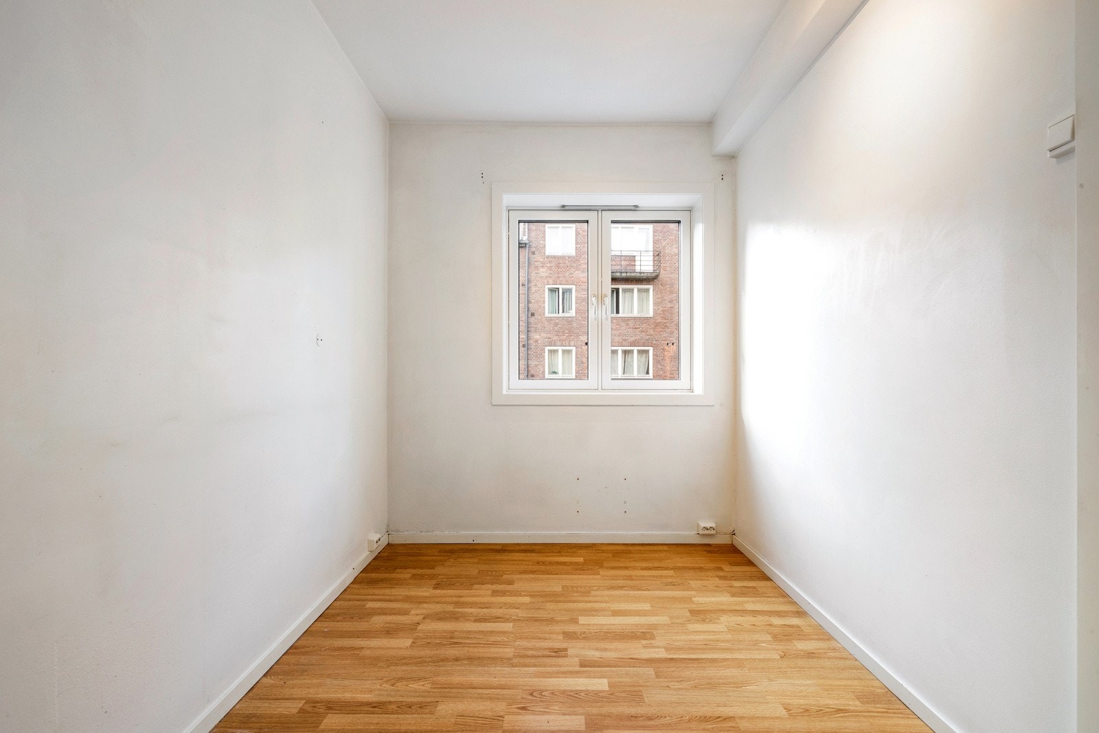 Soverom II har plass til seng og skap Galleribilde