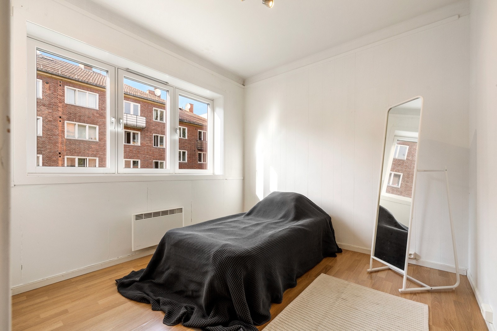 Hovedsoverommet er romslig og har plass til dobbeltseng og skap Galleribilde