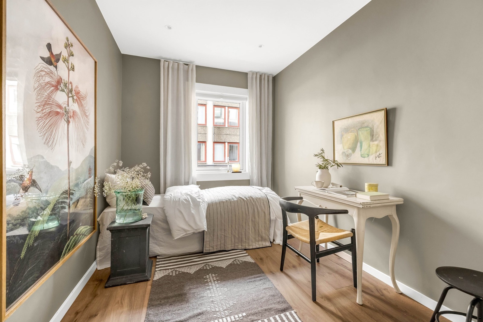 Soverom nr 2 er også av god størrelse og har plass til dobbeltseng og kontorpult/garderobe eller det man måtte ønske av tilhørende møblement. Galleribilde