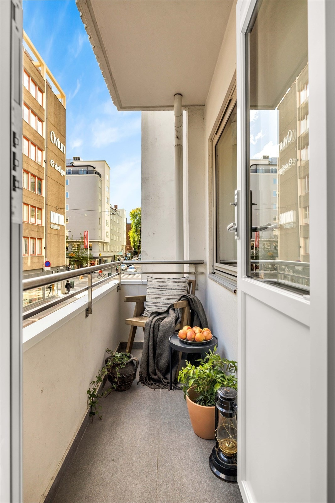 Hyggelig sørøstvendt balkong på 2 m², med utgang fra stuen. Her er det sol fra formiddag til midt på dagen på sommerstid iht selger. Gassgrill er tillatt Galleribilde