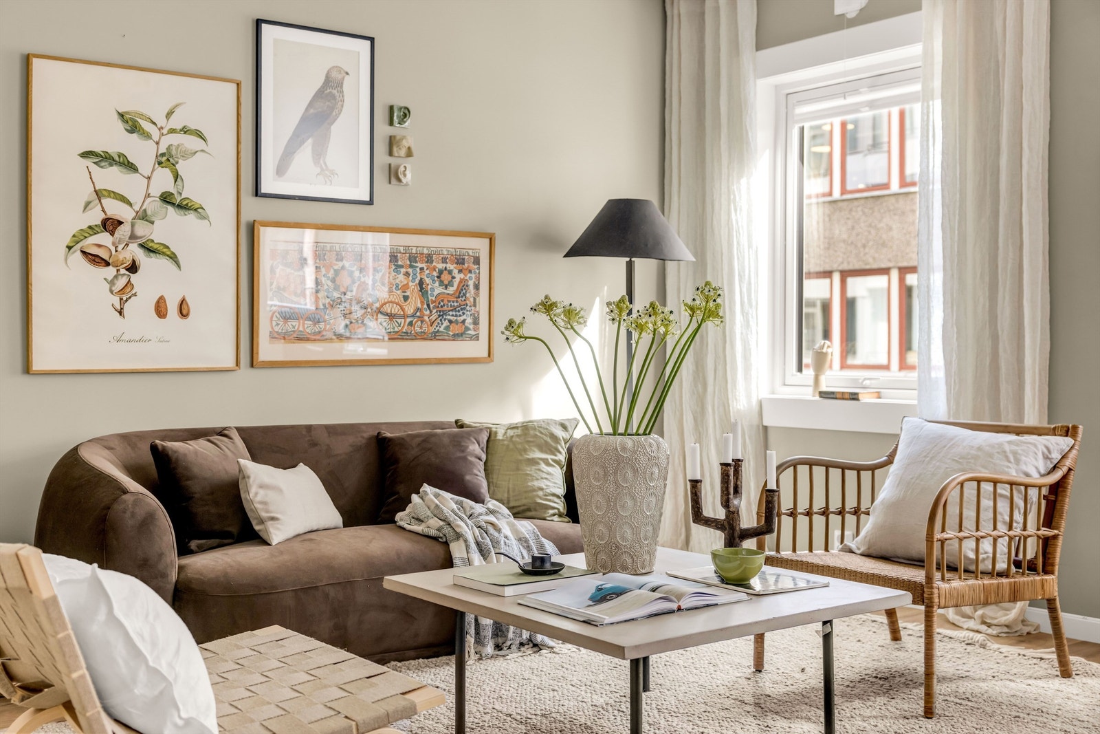 Store vinduer og utgang til balkongen bidrar til godt med naturlig lys. Galleribilde