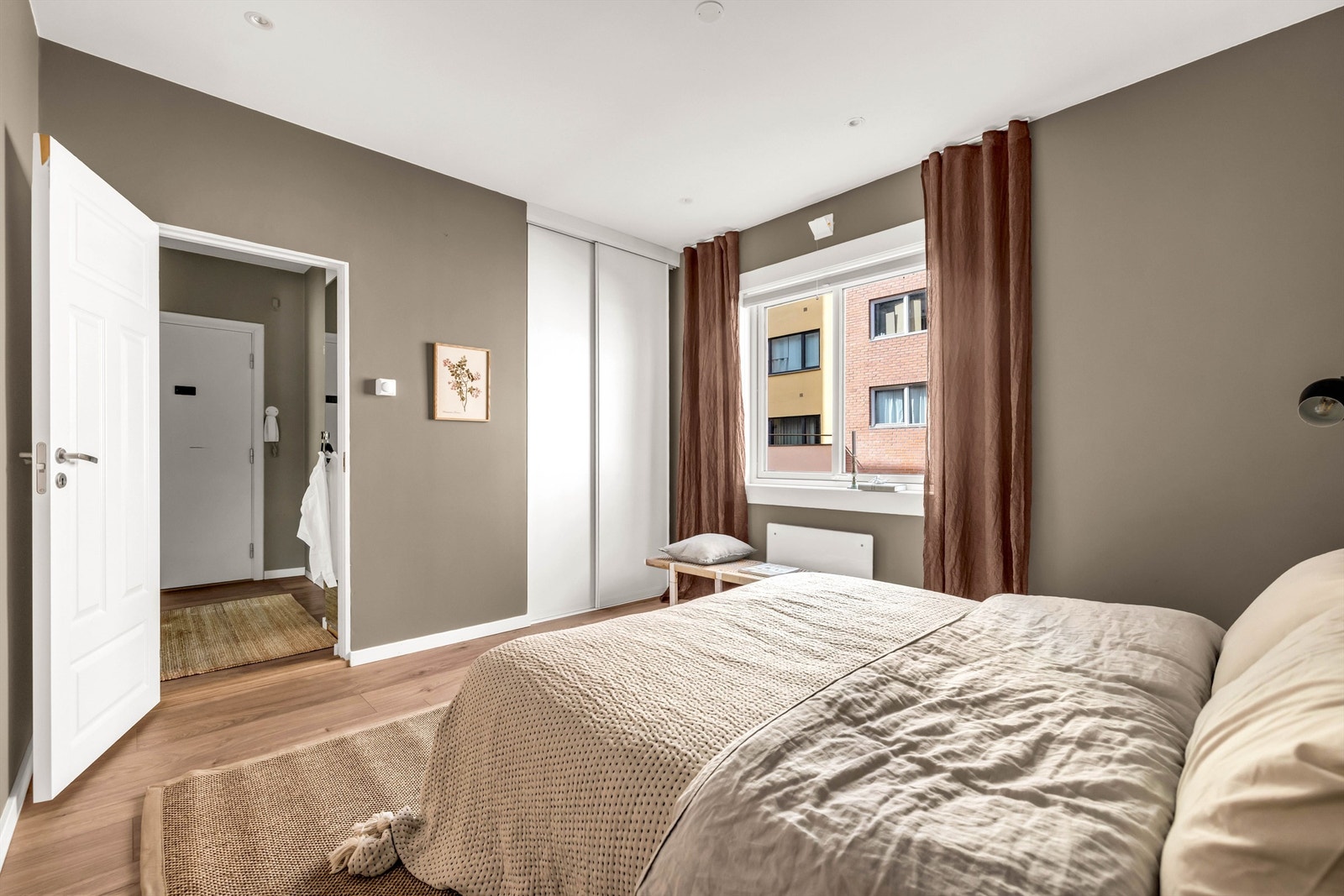 Her er det plass til stor dobbeltseng og garderobe. Galleribilde