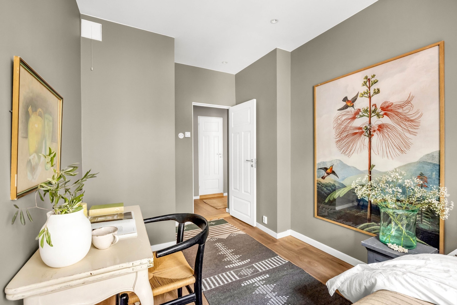 Soverommene er i likhet med resten av boligen pusset opp i 2021 med nye gulv, nymalte overflater og senket himling med downlights. Galleribilde
