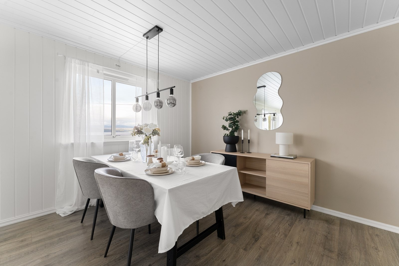Store vindusflater gir godt med naturlig lys og en hyggelig utsikt som setter en fin ramme rundt måltidene. Galleribilde