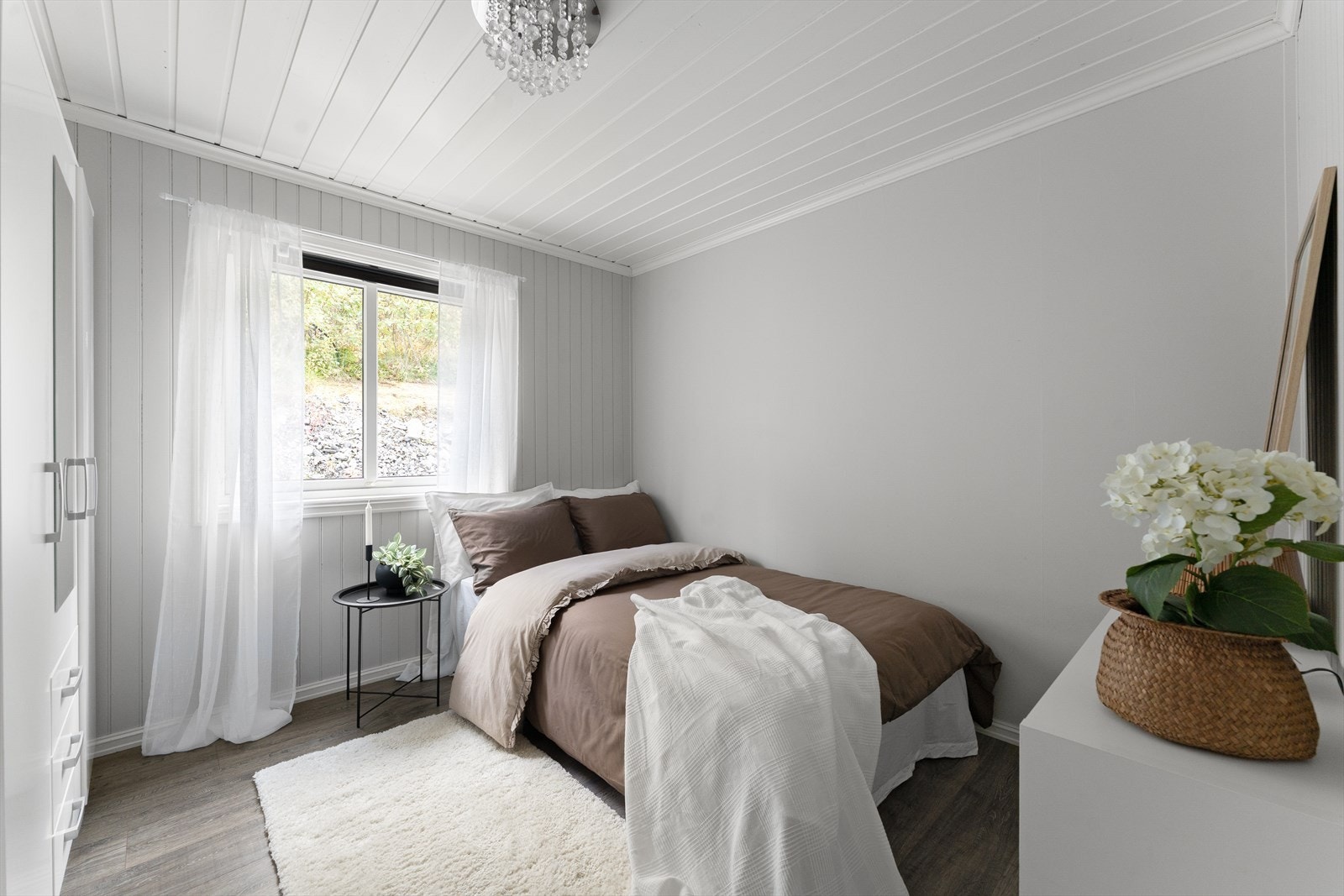 Soverom 2- Romslig soverom med god plass til seng og praktisk oppbevaring. Galleribilde