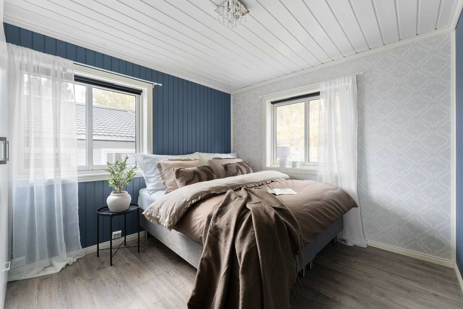 Soverom 1- Stort og lyst soverom med flere vinduer som gir godt med naturlig lys og god plass til soveromsmøbler. Galleribilde