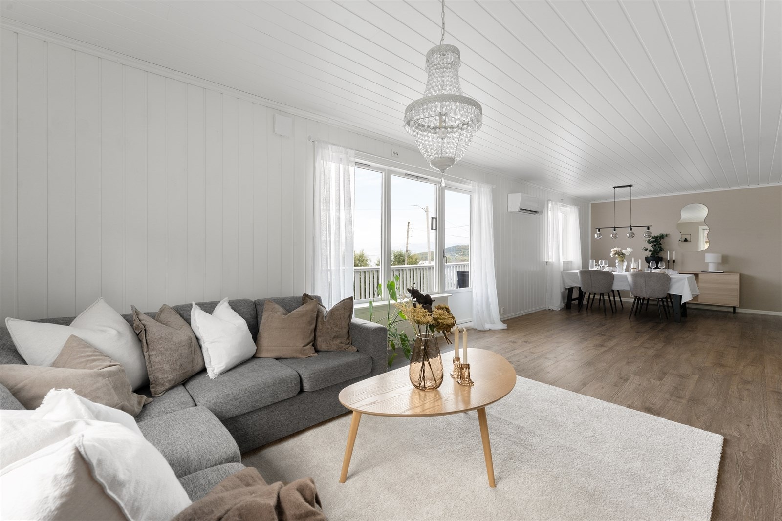 Stor og romslig stue med god plass til møblering og direkte adkomst til altan. Galleribilde