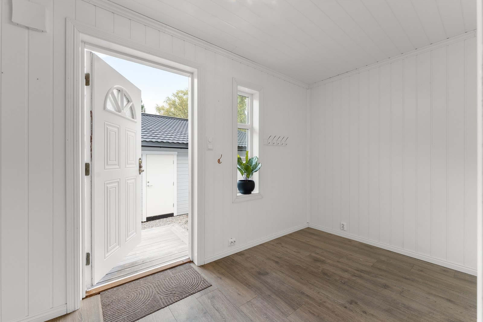 Stor og innbydende entré som gir et hyggelig førsteinntrykk og god plass til både oppbevaring og møblering Galleribilde