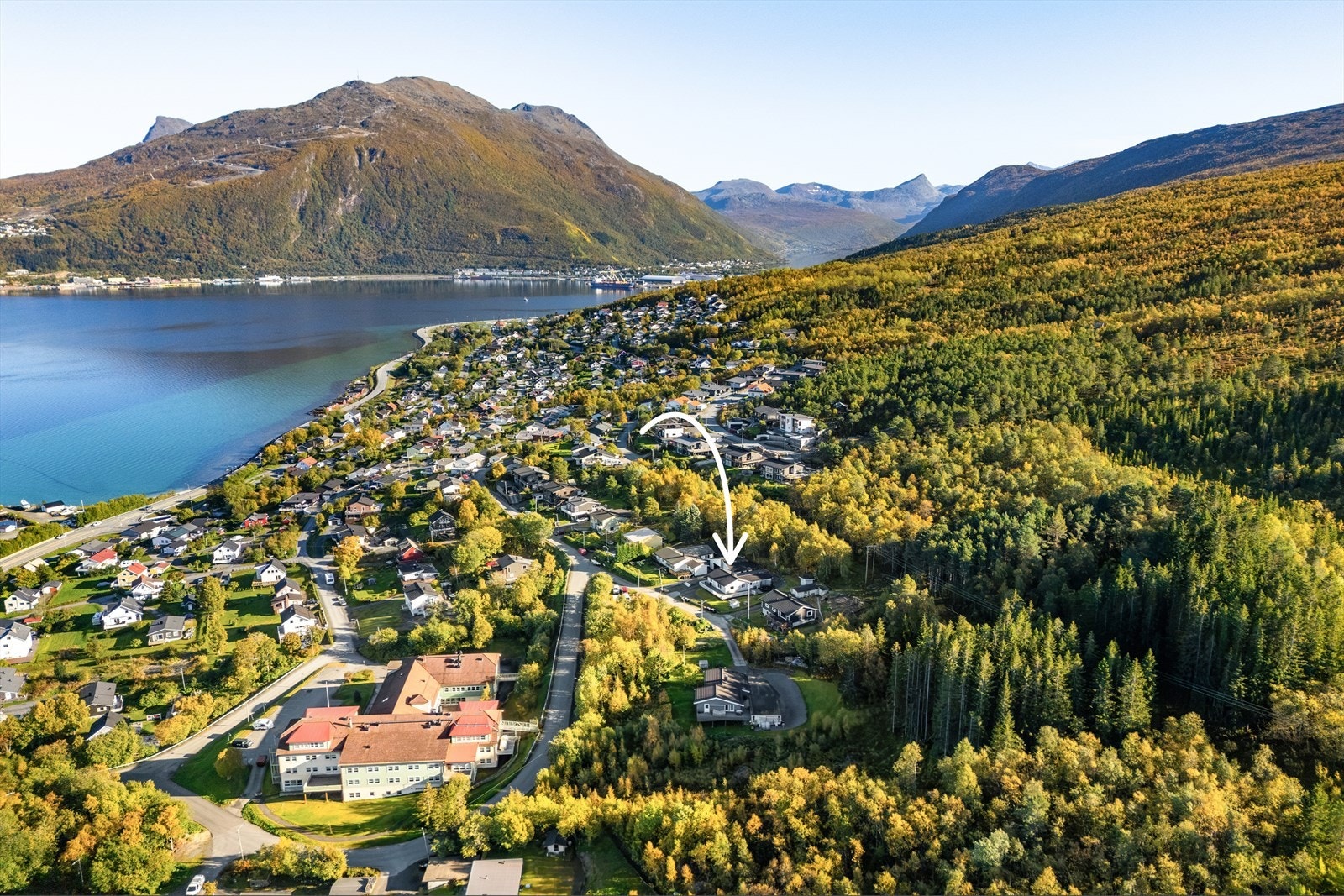 Eiendommen ligger i et etablert boligområde på Ankenes, med kort vei til skole, barnehage og idrettsanlegg. Her får du nærhet til flotte tur- og friluftsområder, lysløype og alpinanlegg, samt flott utsikt. Galleribilde