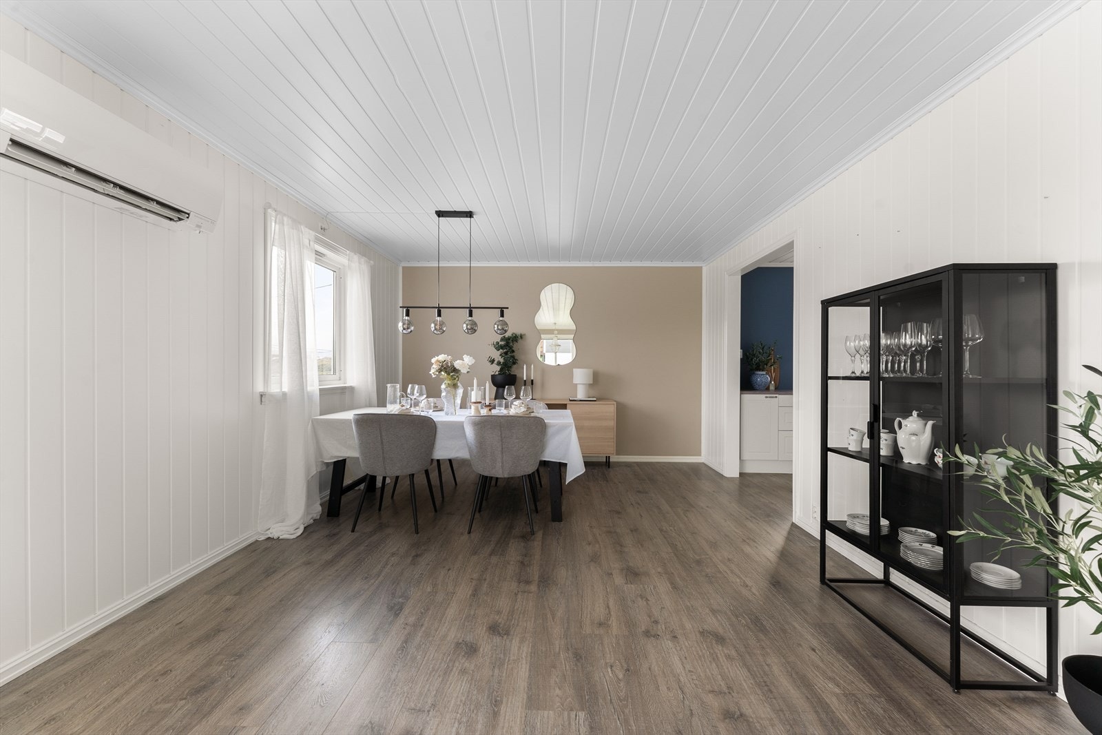 Stor og innbydende spisestue med god plass til spisebord og hyggelige måltider. Galleribilde