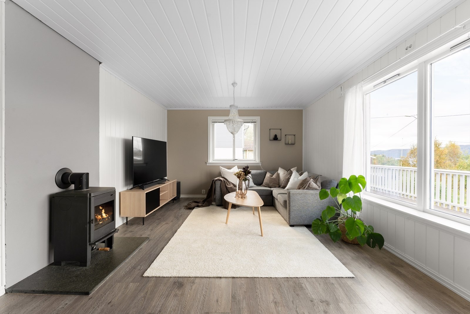 Velkommen inn! Stor og lys stue med flere vindusflater som slipper inn rikelig med naturlig lys og gir en luftig romfølelse. Her er det god plass til en hyggelig TV-sone. Galleribilde