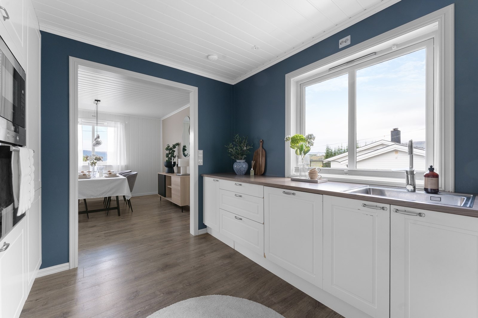 Kjøkkenet er utstyrt med integrert stekeovn og mikrobølgeovn fra Siemens, oppvaskmaskin fra Grundig og induksjonstopp fra Siemens, samt komfyrvakt. Galleribilde