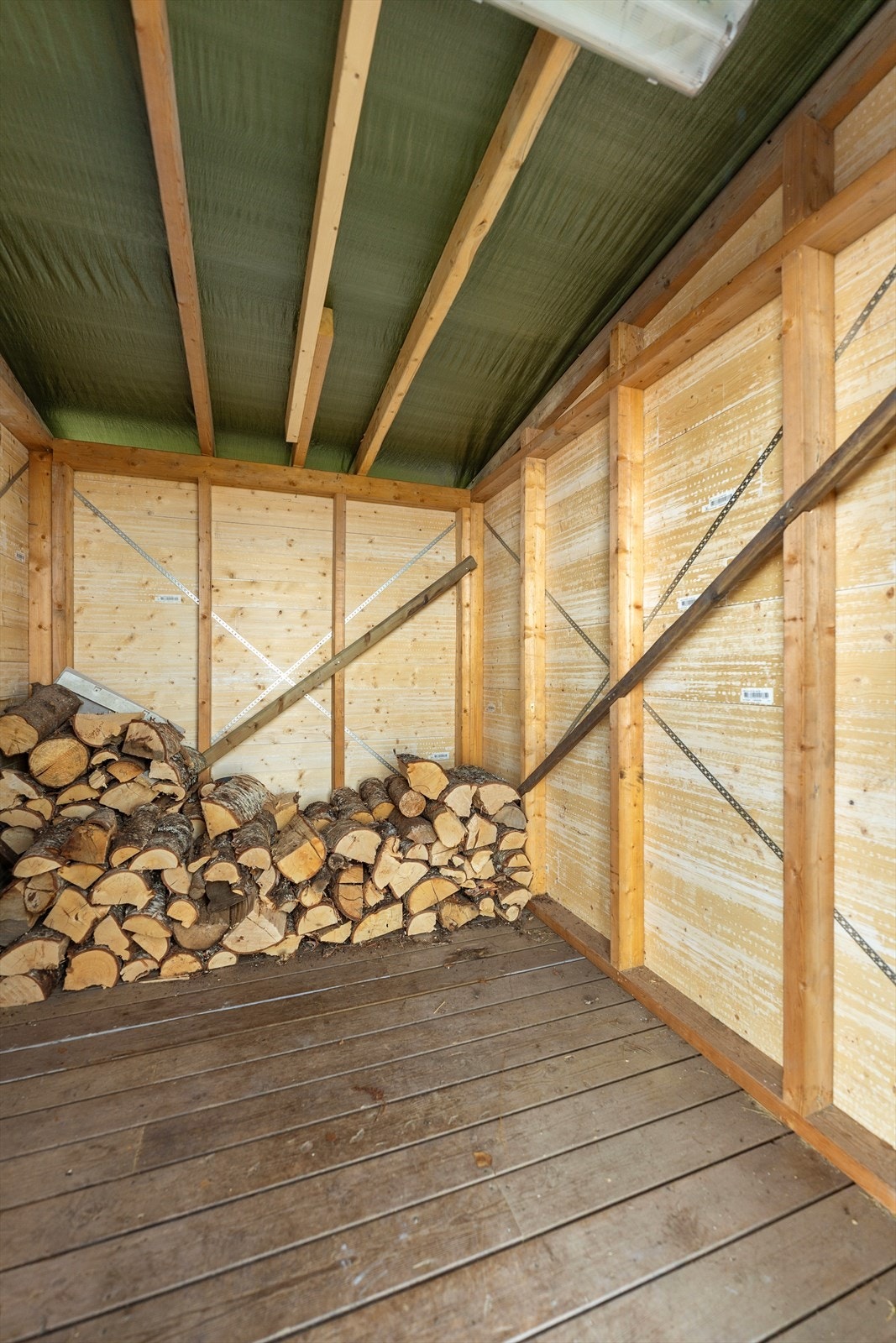 Utebod som i dag benyttes som vedskjul. Galleribilde