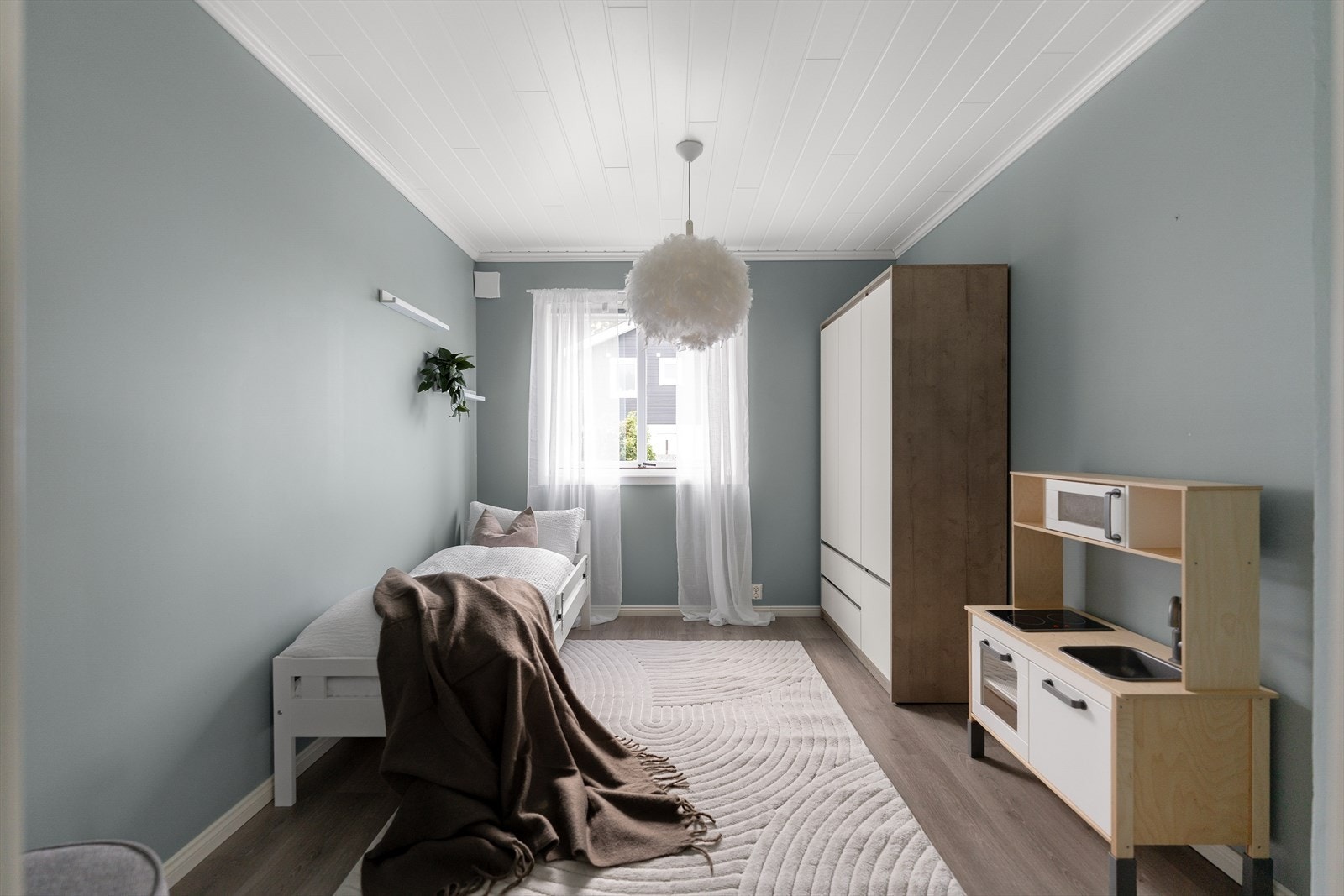 Soverom 3 - Flott og romslig soverom med god plass til seng og øvrig møblering. Galleribilde