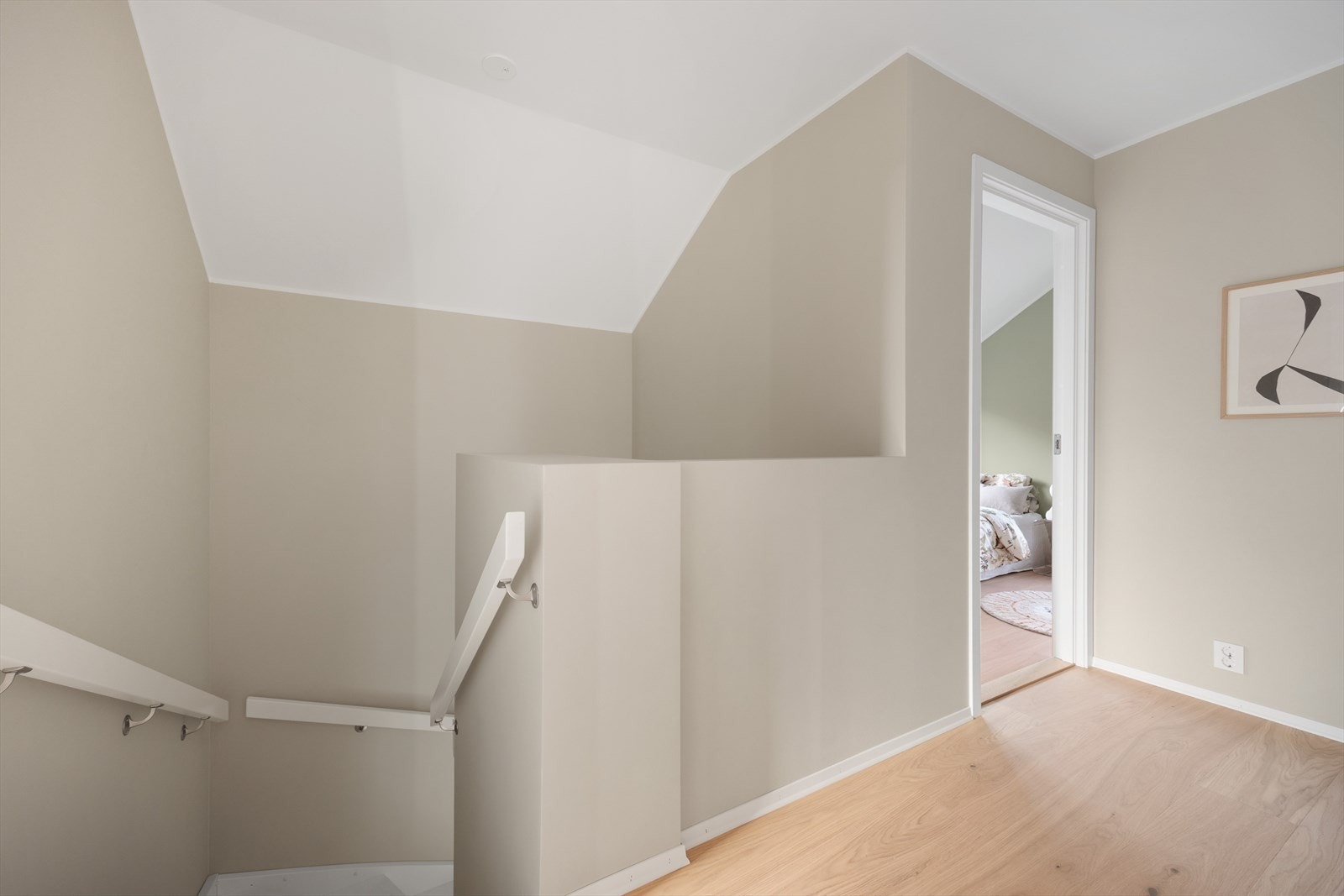 3. etg.: 2 soverom, baderom, hovedsoverom med tilhørende omkledningsrom Galleribilde