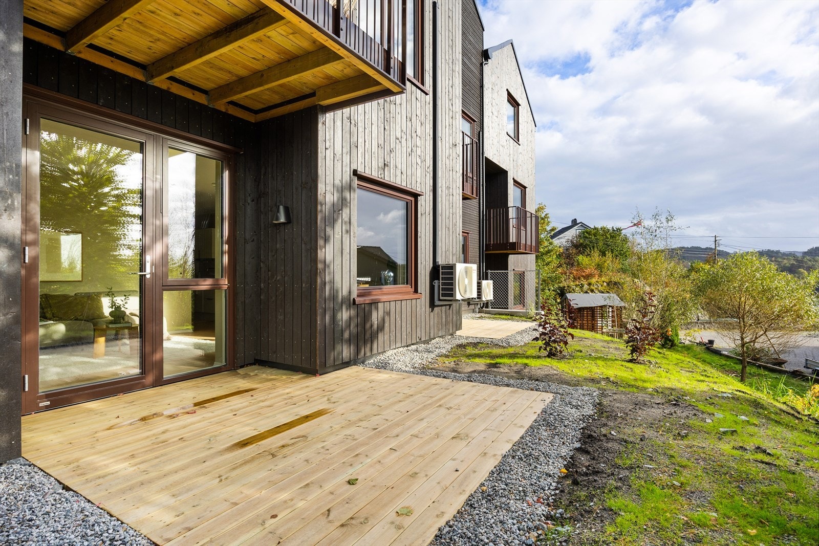 På terrassen er det god plass til både utemøbler, spisegruppe, grill og beplantning. Galleribilde