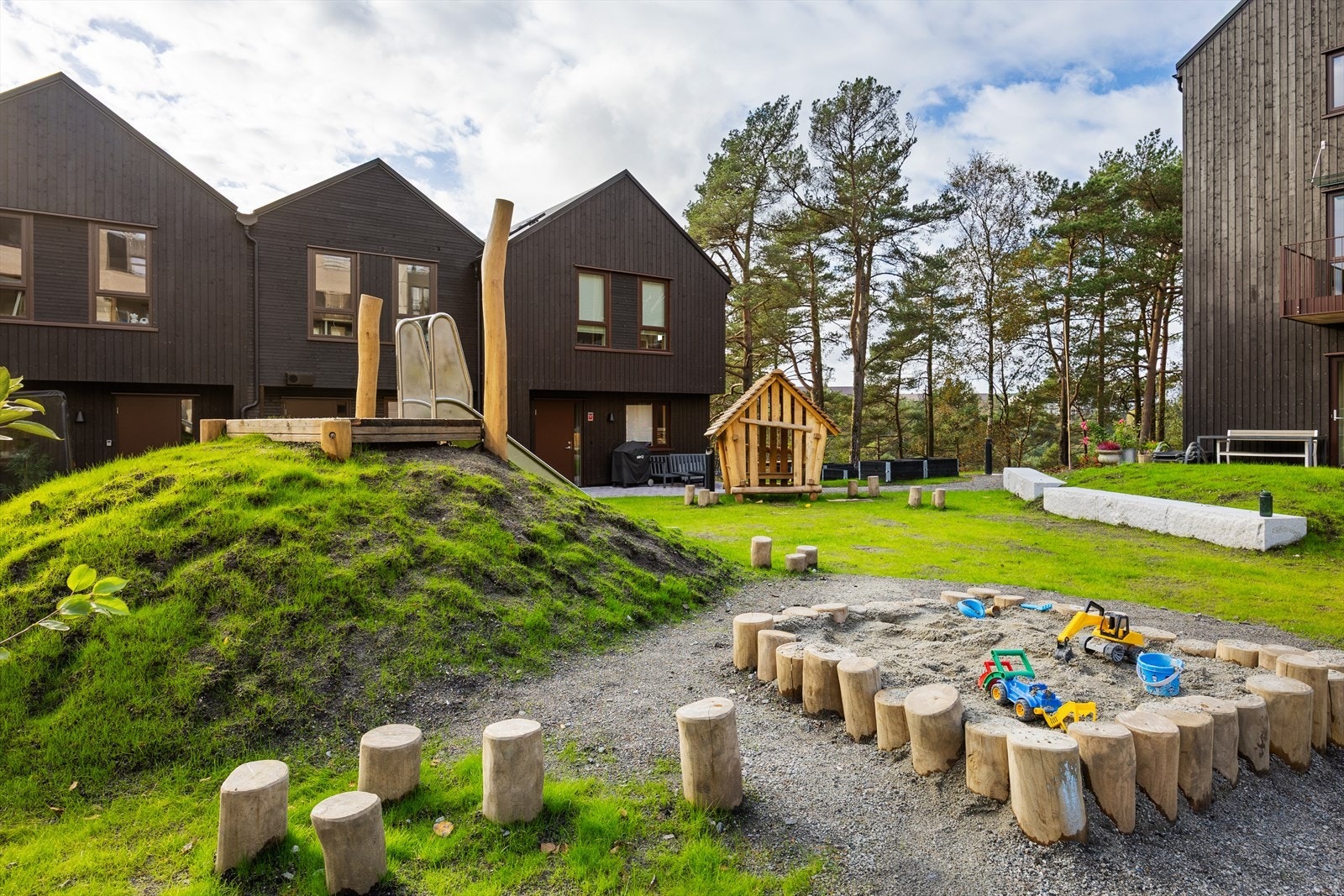 Sandsliåsen Hageby har pent opparbeidede fellesområder med grønne soner, beplantning, gangveier, lekeplass og hyggelige sitteområder. Galleribilde