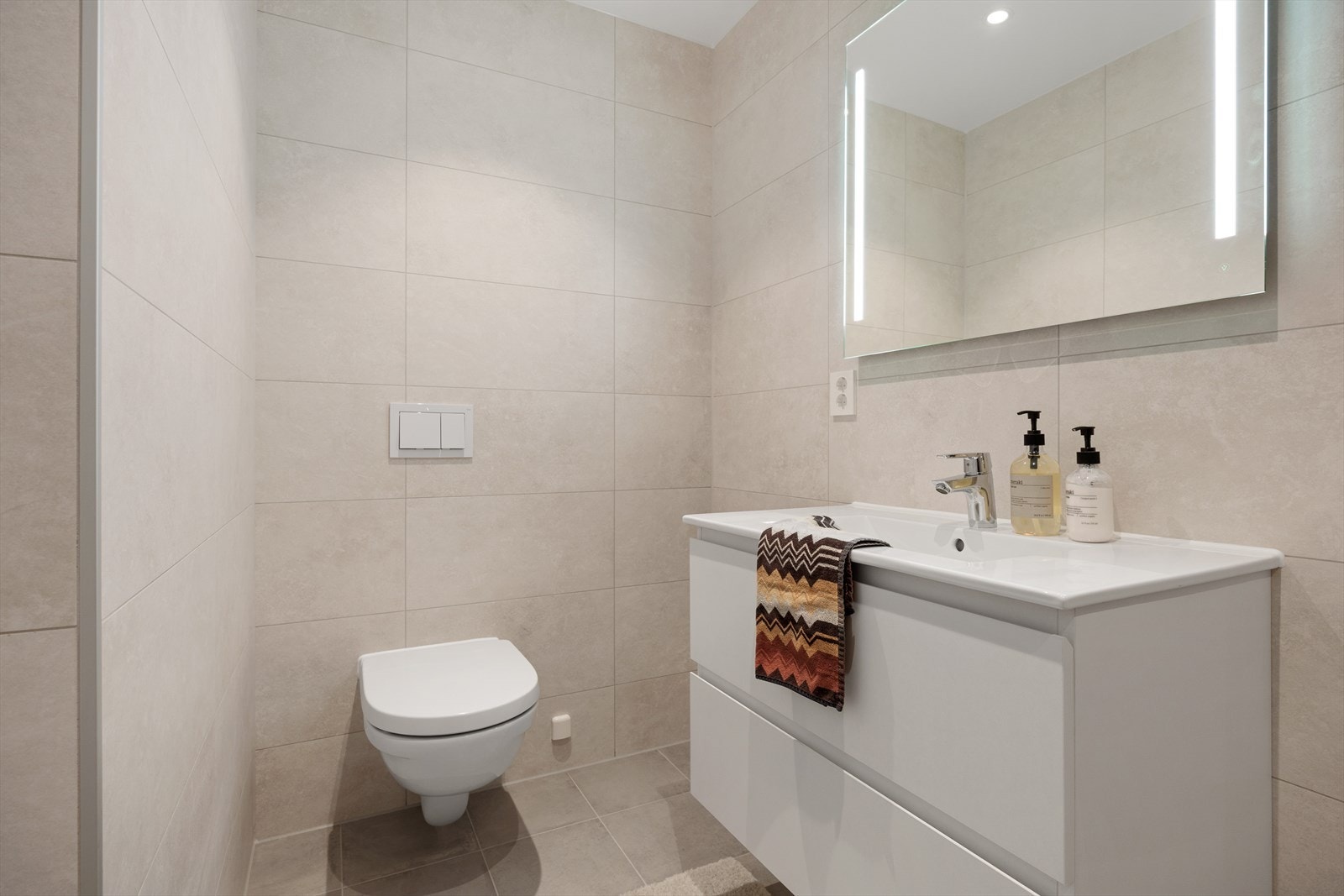 Badet er komplett, og har et moderne og tidløst uttrykk. Galleribilde