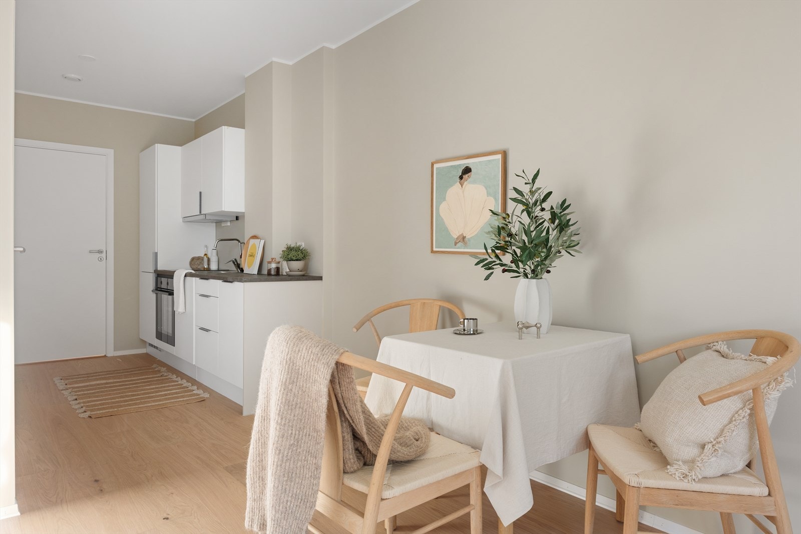 Planløsningen gir gode muligheter til eget område for ungdom, gjester eller eventuelt utleie av en del av eiendommen. Galleribilde