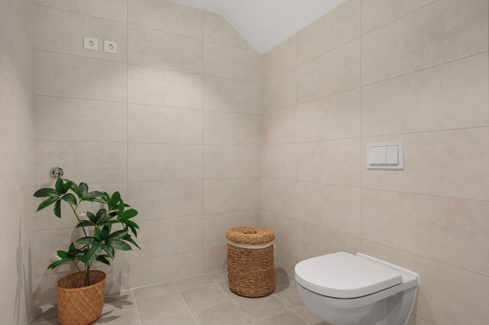 Badet har vegghengt toalett og dusjhjørne med rette glassdører. Her har du også opplegg for vaskemaskin og tørketrommel. Galleribilde