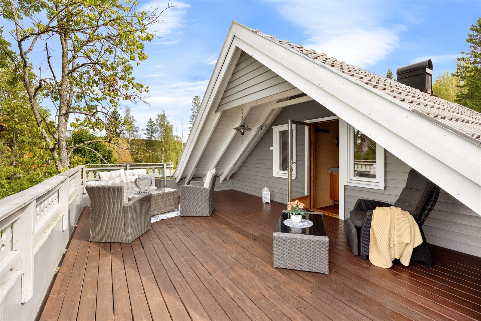 Fin terrasse med gode solforhold Galleribilde