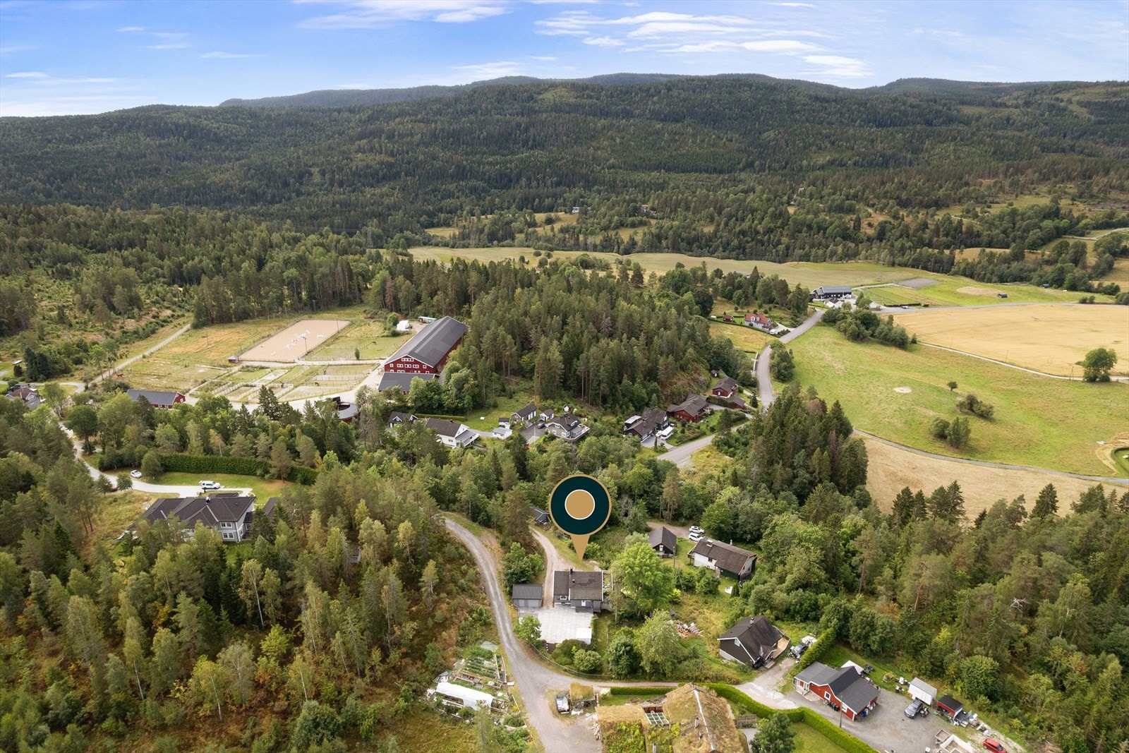 Fra boligen er det gangavstand til både hestesenter og golfbane Galleribilde